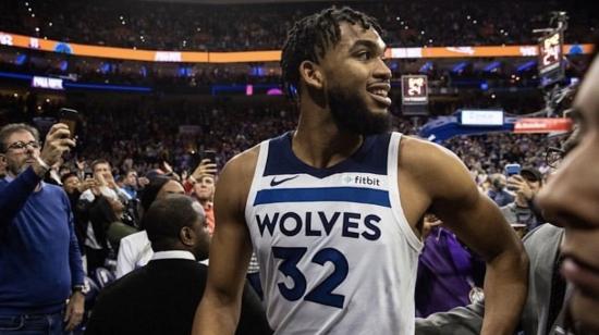 Karl-Anthony Towns, estrella de la NBA, reveló el martes 24 de marzo que su madre está en coma por coronavirus.