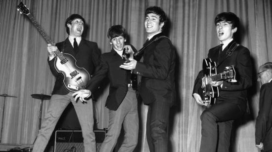 The Beatles en un escenario, en 1963, año en el que lanzaron su primer disco.