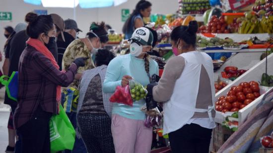 Los usuarios usan mascarillas en el mercado 12 de Abril de Cuenca, el 23 de marzo de 2020.