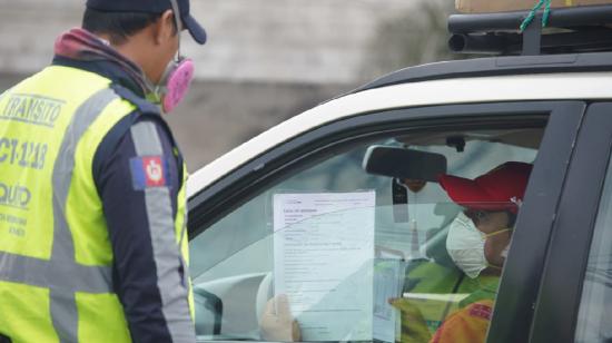 Agentes metropolitanos controlan los salvoconductos en Quito, el 25 de marzo de 2020.