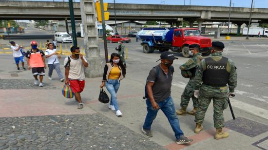 Ante los altos contagios de coronavirus en Guayaquil, militares hacen cumplir las restricciones de movilidad, el 25 de marzo de 2020. 