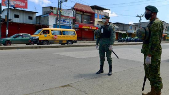 Militares controlan la circulación en Durán, Guayas, el 26 de marzo de 2020.