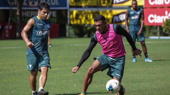 Jugadores de Barcelona SC en un entrenamiento en las canchas alternas del estadio Monumental.