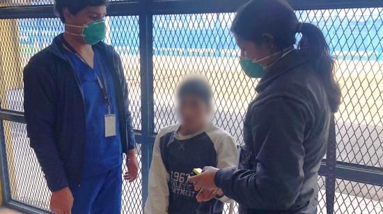 Un detenido por incumplir el toque de queda es valorado por personal médico en la Cárcel de Latacunga, el 16 de mayo de 2020.