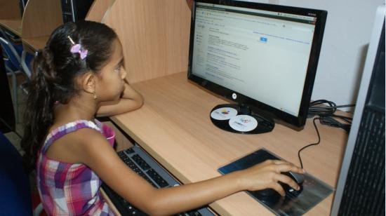 Una niña en un infocentro comunitario, el 31 de agosto de 2011. 