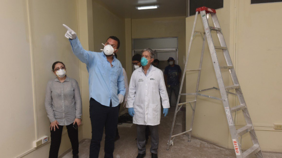 El vicealcalde de Guayaquil, Josué Sánchez y el ministro de salud, Juan Carlos Zevallos, durante su recorrido por la antigua maternidad.