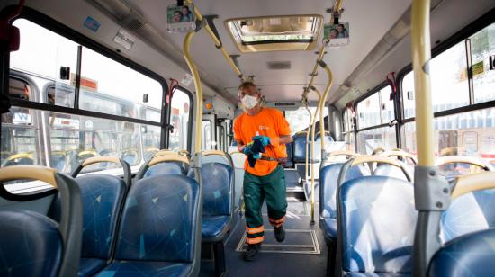 Como parte de la emergencia por el Covid-19, un trabajador desinfecta un bus de servicio urbano en Uruguay, el 27 de marzo. 