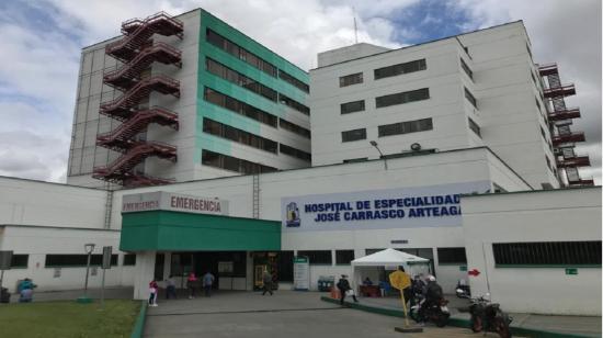 Un pacientes de Covid-19 se recupera y deja el hospital José Carrasco Arteaga de Cuenca, el 26 de marzo. 