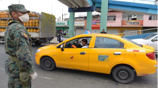 Militares controlan el cumplimiento del toque de queda en Guayaquil desde el 22 de marzo. 