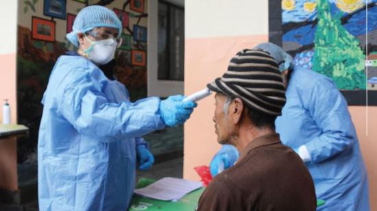 Una médica del Patronato San José toma la temperatura de un habitante de la calle, el viernes 27 de marzo de 2020.