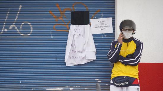 Un hombre espera ser atendido afuera de una farmacia en Quito, el 25 de marzo.