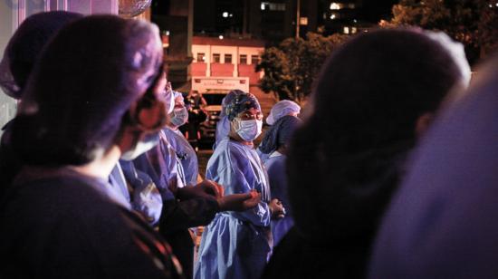 Personal médico del hospital Baca Ortiz, de Quito, recibe un homenaje de la Policía Nacional por su trabajo durante la emergencia sanitaria, la noche del 28 de marzo de 2020.