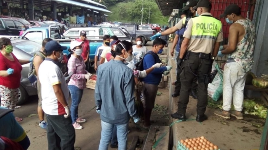 El intendente del Guayas, Álvaro Nieto, durante un operativo en el mercado de Montebello.