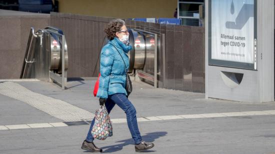 Una señora con mascarilla camina por el centro de Bruselas, este martes 31 de marzo.