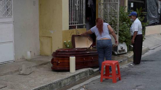 Una mujer mira el ataúd de su madre, que presuntamente falleció por coronavirus en Guayaquil el 31 de marzo de 2020.