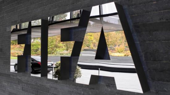 Imagen en la entrada de la sede de la FIFA, en Suiza.