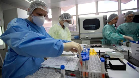 Trabajadores del Laboratorio Central de Salud Pública de Brasilia estudian pruebas de Covid-19 el viernes 27 de marzo, en Brasilia.