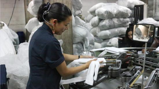 Imagen referencial. Una trabajadora en una fábrica textil, en 2015.