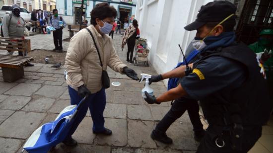 Control al ingreso al mercado 9 de octubre, en Cuenca. Lunes 30 de marzo de 2020.