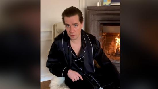 Pelle Almqvist, vocalista de The Hives, ha anunciado tener coronavirus, en un video oficial de la banda.