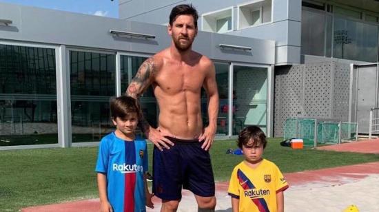 Lionel Messi entrena desde su casa tras la emergencia sanitaria en España.