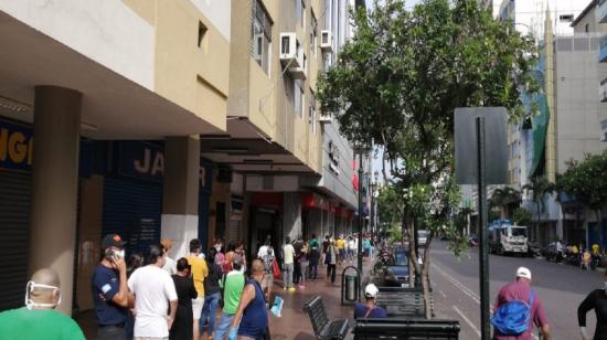 Ciudadanos hacen fila afuera de un supermercado en la Av. 9 de octubre en Guayaquil, este 2 de abril. 