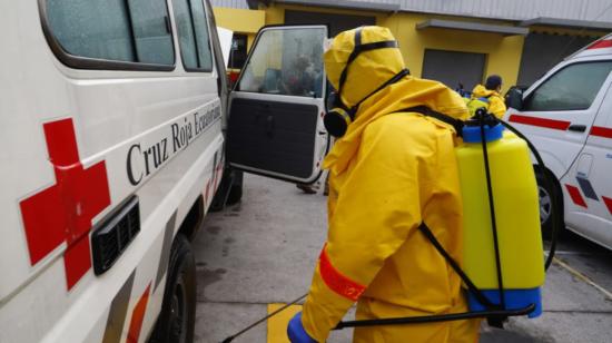 Personal del Municipio de Quito realiza la desinfección de vehículos, como ambulancias que operan en la ciudad, el 2 de abril de 2020.