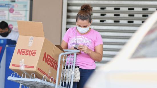 Una mujer se abastece de alimentos en Manta, el 2 de abril de 2020.