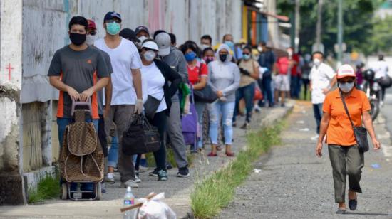 Ciudadanos hacen fila en una de las calles de Guayaquil para adquirir alimentos e insumos básicos, el 2 de abril de 2020.