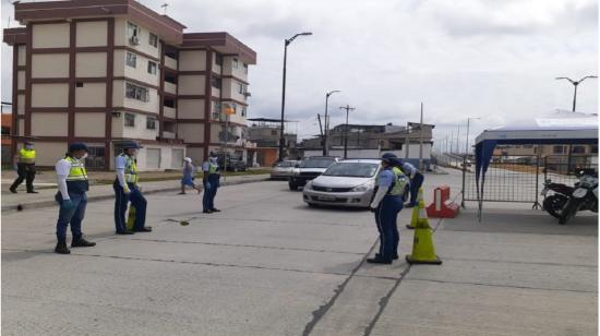 Operativo de control vehicular entre la AMT y la Policía realizado al norte de Guayaquil, el pasado 31 de marzo. 