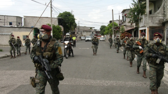 Miembros de las FF.AA. y de la Policía Nacional durante un operativo conjunto para hacer respetar el toque de queda en Guayaquil, el pasado 2 de abril. 