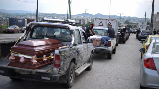 Familiares hacen filas en las afueras de un cementerio privado en Guayaquil, el 2 de abril. 