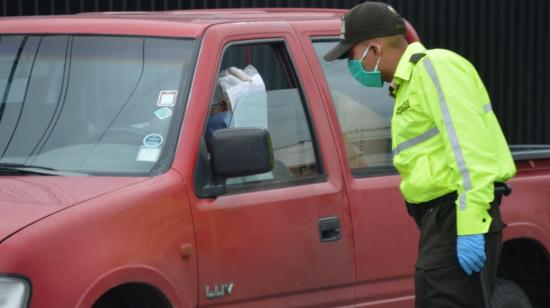 Control vehicular de la Policía Nacional en el sector de la González Suárez, en Cuenca, este viernes 3 de abril de 2020.