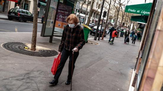 Una mujer caminando con compras en las calles de Francia, el 03 de abril de 2020. 