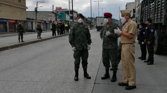 El jefe del Comando Conjunto, Luis Lara (centro) y el comandante de la Armada, Darwin Jarrín (derecha), durante un operativo militar en Guayaquil.