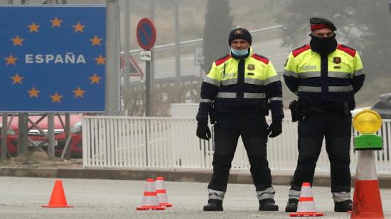 Guardias españoles resguardan la frontera con Francia, este 17 de marzo. 