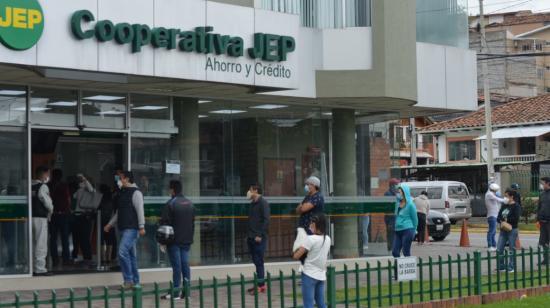 La gente hace cola afuera de una cooperativa en Cuenca, el 3 de abril de 2020.