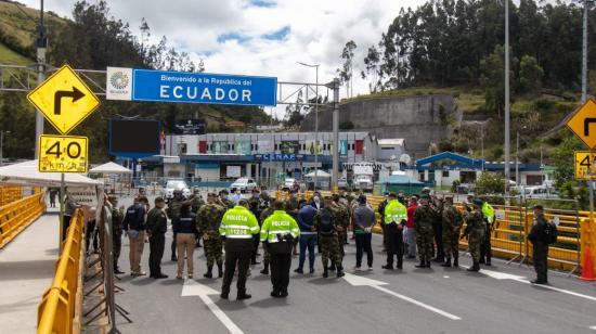 Militares colombianos reforzaron el cierre de la frontera con Ecuador, el pasado 4 de abril de 2020.