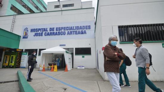 Personal ingresa al Hospital de especialidades José Carrasco Arteaga del IESS, en Cuenca el 4 de abril de 2020.
