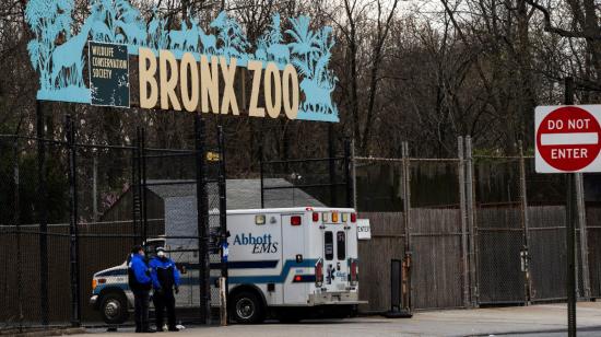 Una ambulancia entra al zoológico de Nueva York, este domingo 5 de abril de 2020.