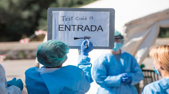 Enfermeras preparan la carpa de tests rápidos para detectar Covid-19 en un hospital español, el 6 de abril. 