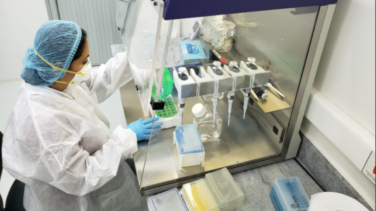 Trabajadora del laboratorio del INSPI haciendo pruebas de Covid-19, el 18 de marzo de 2020.