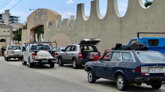 La falta de cofres fúnebres obligan a los familiares a fabricar improvisados ataúdes o a comprar cajas de cartón. Incluso algunos son llevados al cementerio en bolsas de tela, en Guayaquil el 5 de abril de 2020.