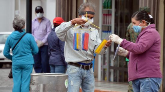 Venta de mascarillas en el sector del parque de San Blas, en Cuenca. Lunes 30 de marzo de 2020.