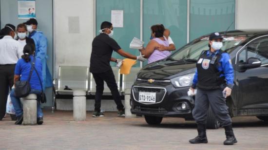 Pacientes y familiares esperan en las inmediaciones del Hospital Guasmo Sur, en Guayaquil, el 2 de abril de 2020.