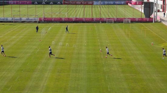 El cuerpo técnico del Bayern decidió que los jugadores entrenen en grupos de cuatro y cinco.