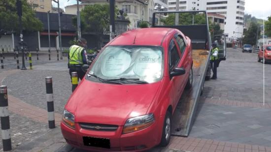 Un auto es retirado de las calles Quito por violar las restricciones de movilidad, el lunes 6 de abril de 2020.