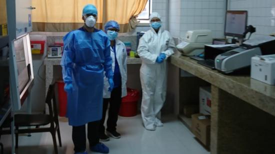 Personal médico durante su jornada de trabajo en uno de los hospitales públicos de Quito.