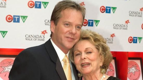 El actor Kiefer Sutherland y su madre, Shirley Douglas, en 2005.