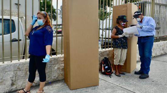 Ciudadanos esperan este 6 de abril de 2020 en los exteriores del hospital Monte Sinaí, en Guayaquil, que les entreguen los cuerpos de sus familiares, fallecidos por coromavirus.